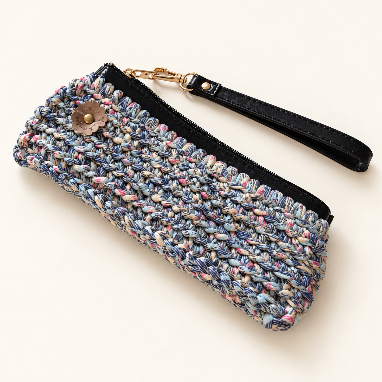 Pochette artisanale au crochet avec bordure rouge